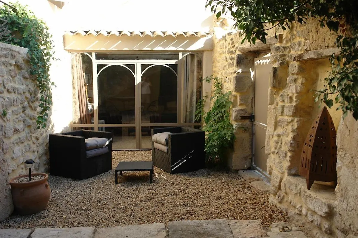 Air-Conditioned Village House In Luberon Robion en Luberon Villa