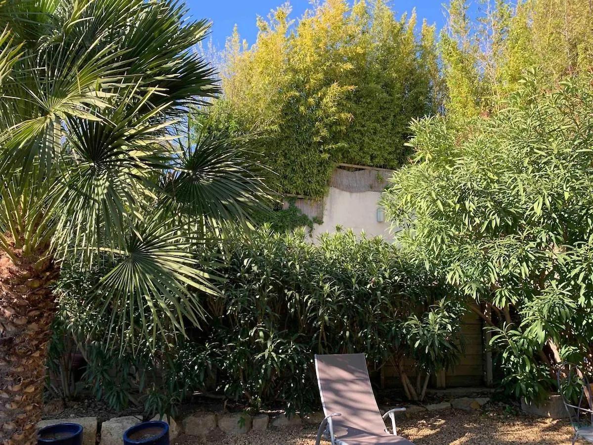 Air-Conditioned Village House In Luberon Robion en Luberon Villa