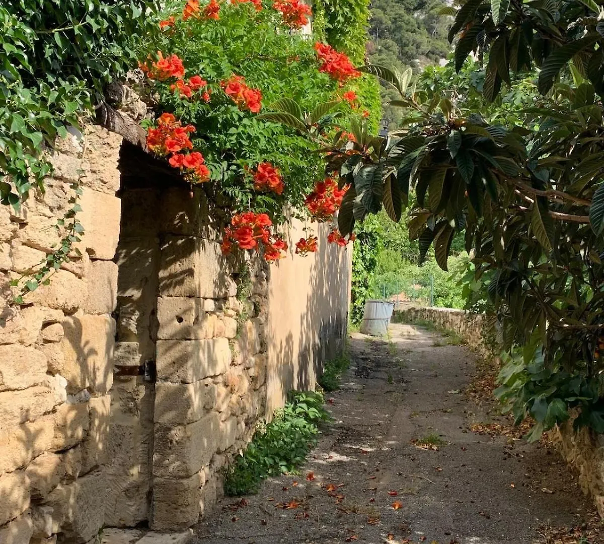 Air-Conditioned Village House In Luberon Robion en Luberon Villa
