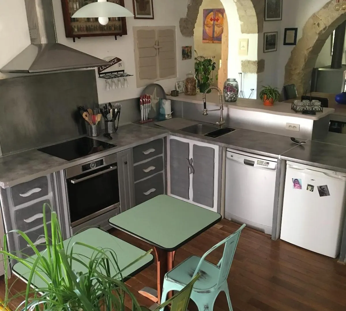 Air-Conditioned Village House In Luberon Robion en Luberon Villa