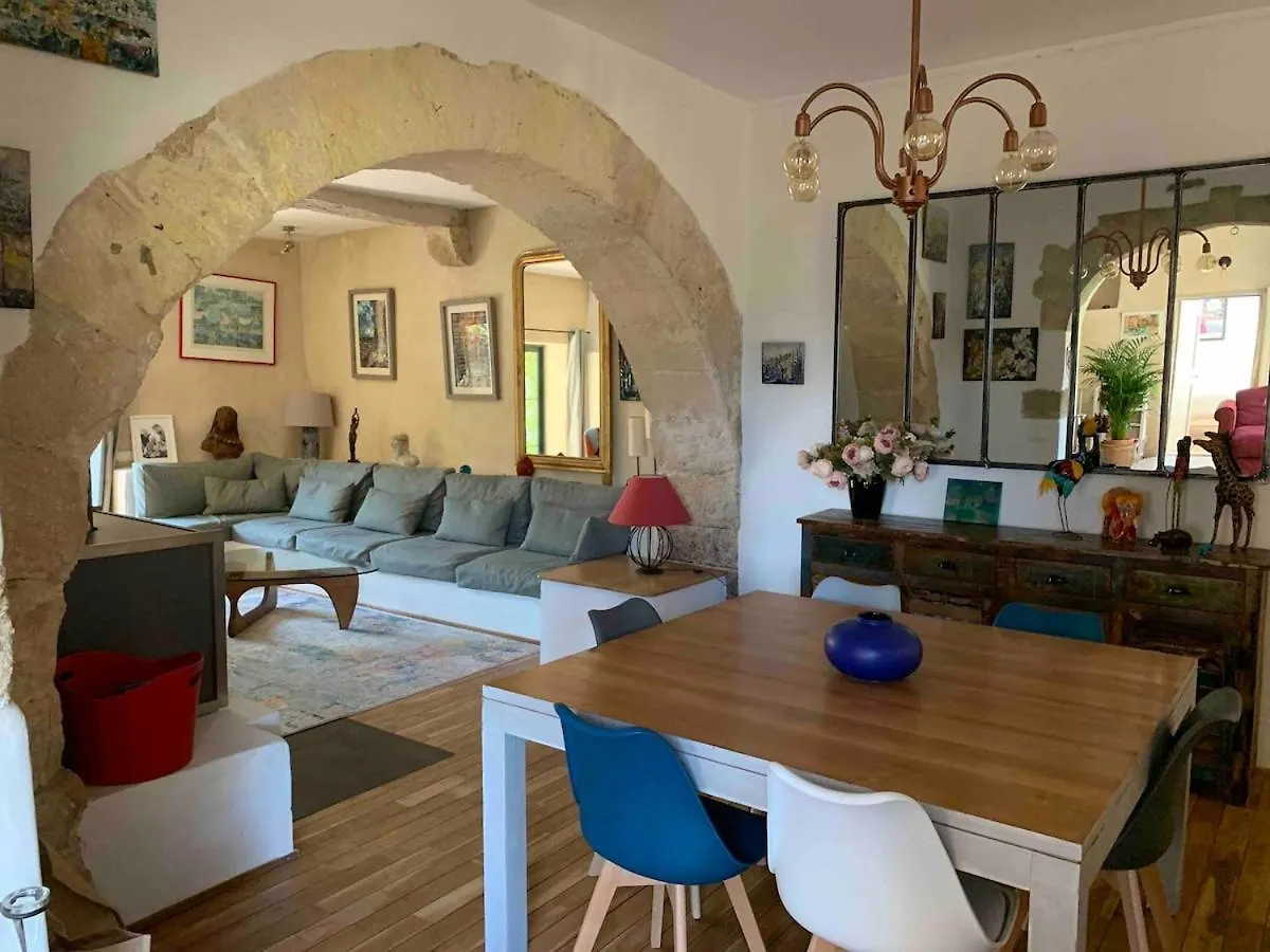 Air-Conditioned Village House In Luberon Robion en Luberon Villa